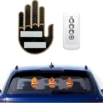Mano LED negra con detalles dorados y dos sensores blancos, junto a su control remoto blanco. Se muestra instalada en la ventana trasera de un auto azul, con tres unidades encendidas en naranja.