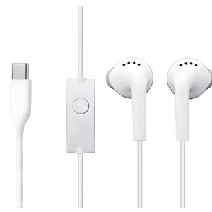 Set de audífonos blancos con cable USB-C, control remoto y dos auriculares in-ear para llamadas y música.