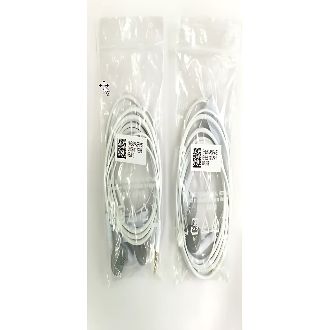 Dos manos libres 5830 en empaque individual, con cable blanco enrollado y auriculares negros visibles. Etiquetas con código QR y texto técnico. Presentación lista para venta.