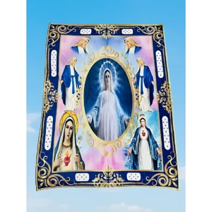 Manta bordada con imágenes de la Virgen María en tonos azules, blancos y dorados, bordes ornamentados y figuras religiosas centrales.