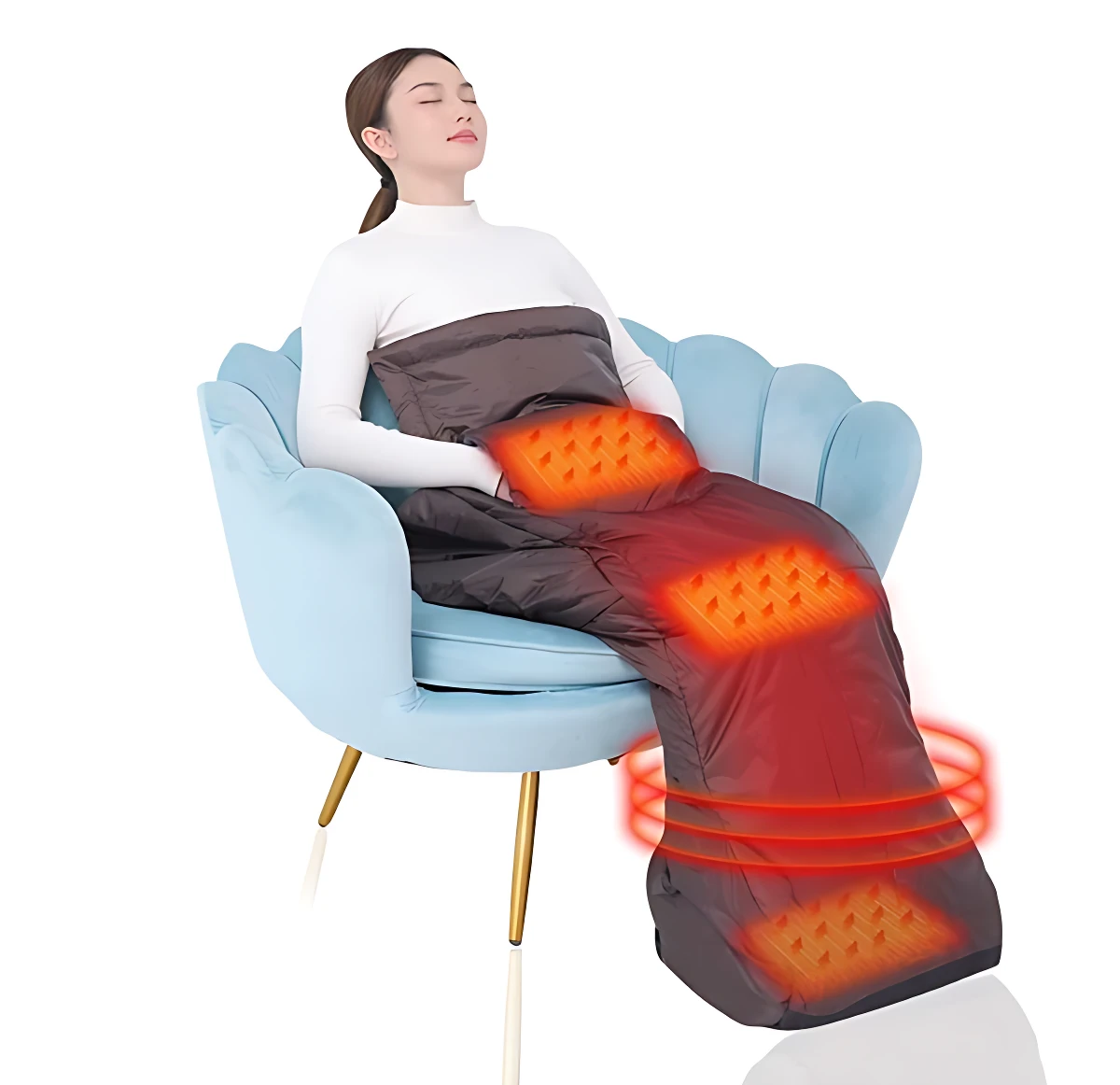 Manta calentadora portátil en color gris oscuro, con zonas de calor visibles en naranja, usada por una mujer sentada en sillón azul claro.
