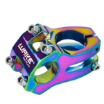 Manillar de aluminio con acabado tornasol iridiscente, diseñado para motos naked. Incluye tornillos de fijación y presenta logotipo de la marca en su superficie.