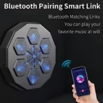 Máquina de boxeo musical con seis colchonetas hexagonales iluminadas en azul, conectada vía Bluetooth a un smartphone para reproducción de música durante el entrenamiento.