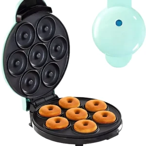 Maquina de donas electrica compacta en color menta, con tapa abierta mostrando moldes internos y donas horneadas en la base inferior.