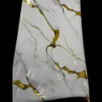 Vinilo decorativo con diseño de mármol blanco y vetas doradas, ideal para renovar superficies con acabado elegante.