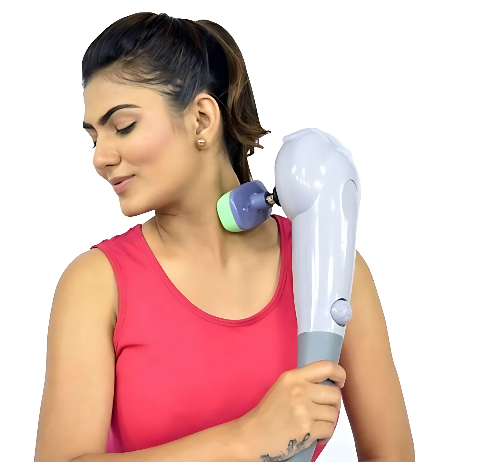 Mujer usando masajeador eléctrico blanco con cabezal verde y morado en cuello, mostrando uso práctico para alivio muscular.