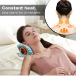 Mujer recostada usando masajeador cervical azul con calor y EMS, mostrando zona de aplicación en cuello y hombros.