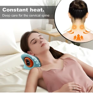 Mujer recostada usando masajeador cervical azul con calor y EMS, mostrando zona de aplicación en cuello y hombros.