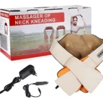 Masajeador cervical beige con calor y vibración, mostrando funda textil, cable de alimentación y adaptador de coche, junto a su caja con de uso.