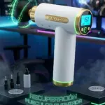 Masajeador facial ergonómico blanco con pantalla digital y detalles dorados, sobre plataforma tecnológica con luces verdes.