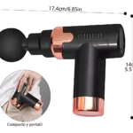 Pistola de masaje inalámbrica negra con detalles en cobre, cabezal esférico y mango ergonómico. Mide 17,4 cm de largo por 14 cm de altura. Incluye vista de uso compacto y portátil.