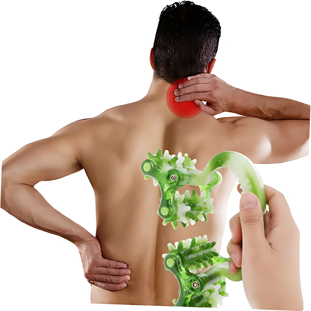 Masajeador manual con cuatro rodillos verdes y mango ergonómico, usado en la espalda para aliviar tensión muscular.