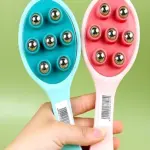 Masajeador manual con esferas metálicas, en azul turquesa y rosa, con mango ergonómico y cabezal ovalado para alivio muscular.