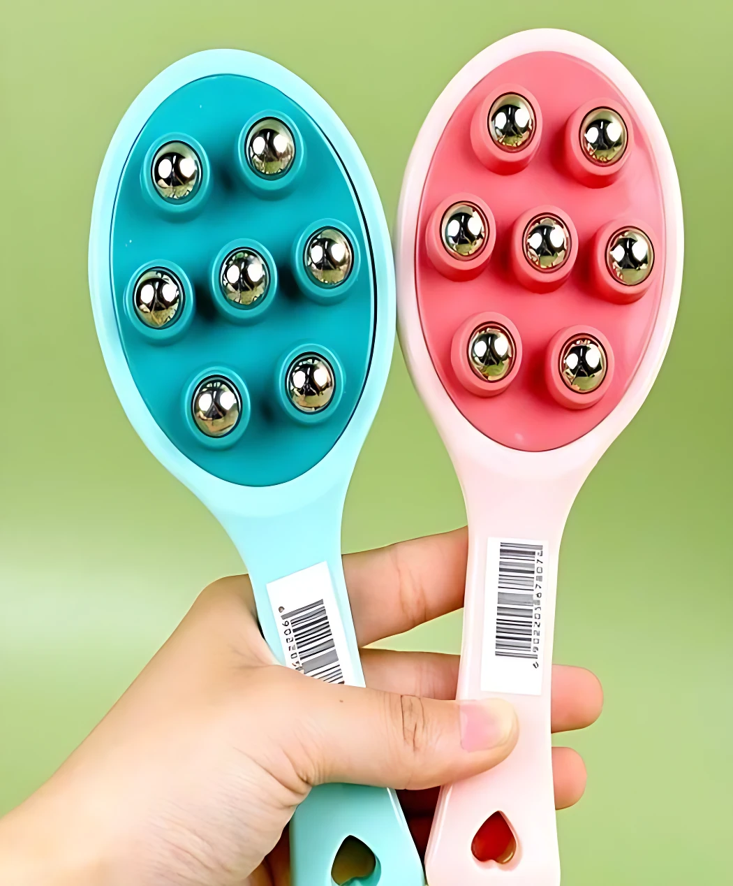 Masajeador manual con esferas metálicas, en azul turquesa y rosa, con mango ergonómico y cabezal ovalado para alivio muscular.