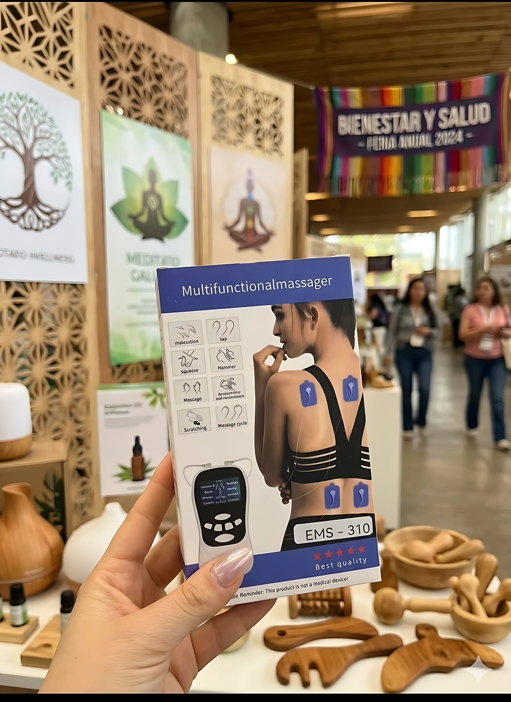 Masajeador EMS 310 en caja blanca con de mujer aplicándolo en espalda y cuello, mostrando electrodos azules y panel de control digital.
