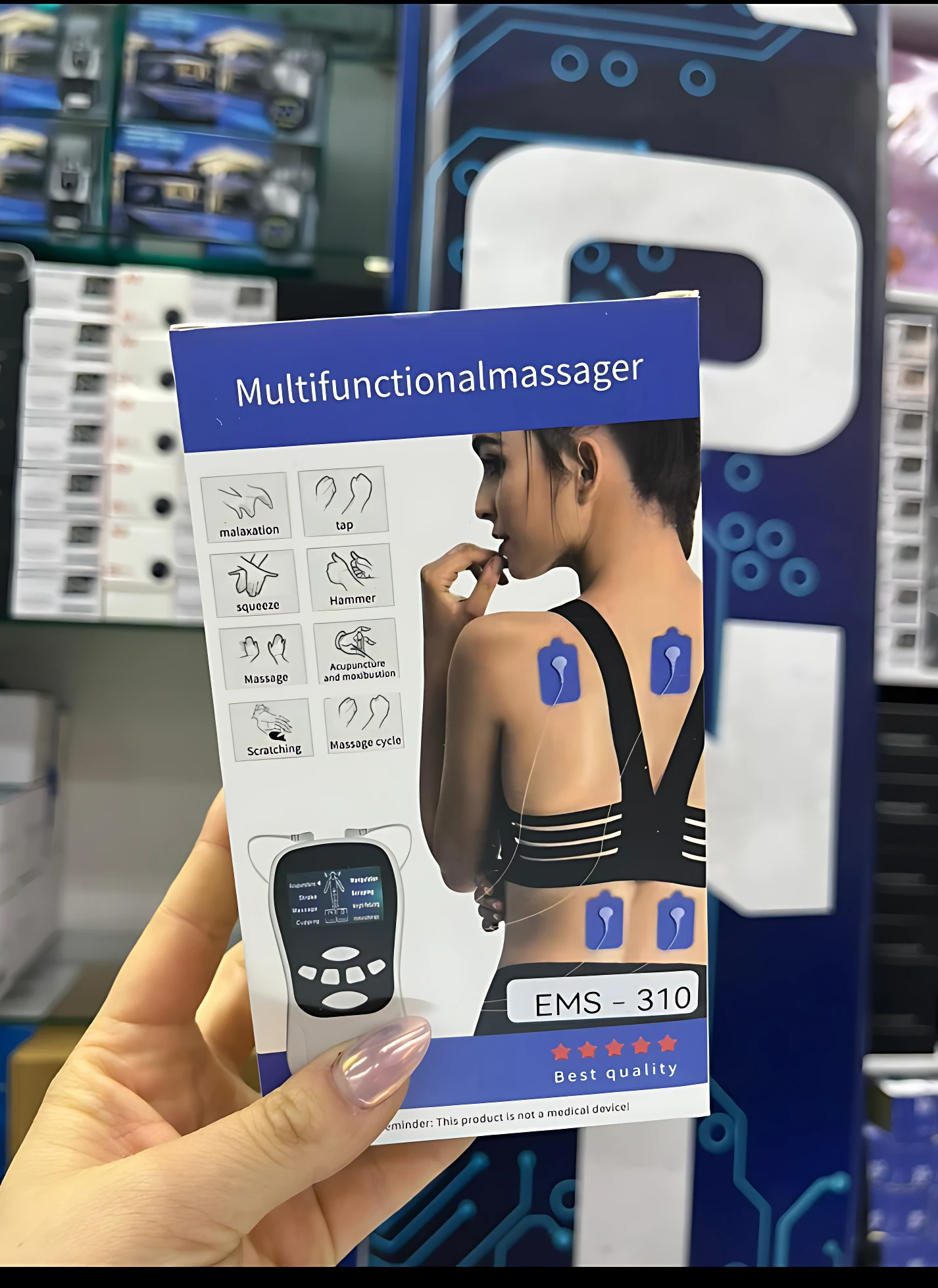 Masajeador EMS 310 con pantalla digital y botones, mostrando aplicación en espalda y cuello de mujer; incluye diagramas de funciones y texto en español.