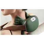 Masajeador verde para cuello y hombros con nudos rotatorios y panel de control frontal, usado sobre la piel con correa de cuero marrón.