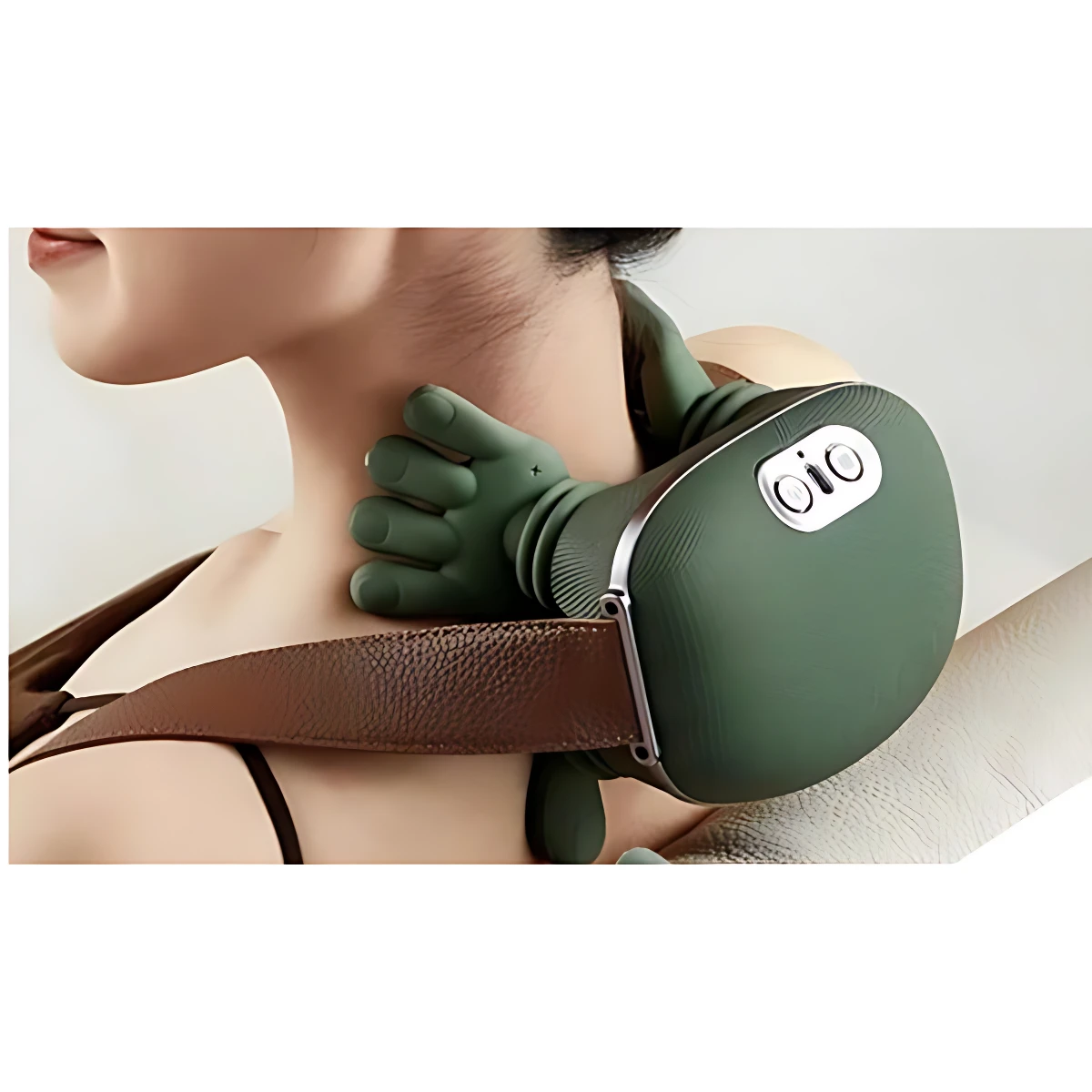 Masajeador verde para cuello y hombros con nudos rotatorios y panel de control frontal, usado sobre la piel con correa de cuero marrón.