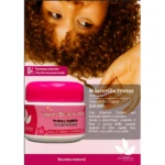 Mascarilla capilar de frutas en frasco rosa con tapa brillante, 400 ml. Textura cremosa visible en etiqueta. Fondo con mujer de cabello rizado y mano tocando el producto.