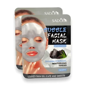 Dos sobres de mascarilla facial Sadoer con carbón de bambú, mostrando rostro con aplicación de máscara blanca y detalles del empaque que indican 25 ml.