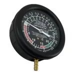Medidor de presión y vacío de combustible con dial negro, escala de 0 a 70 psi, indicador blanco y conexión dorada en la base.
