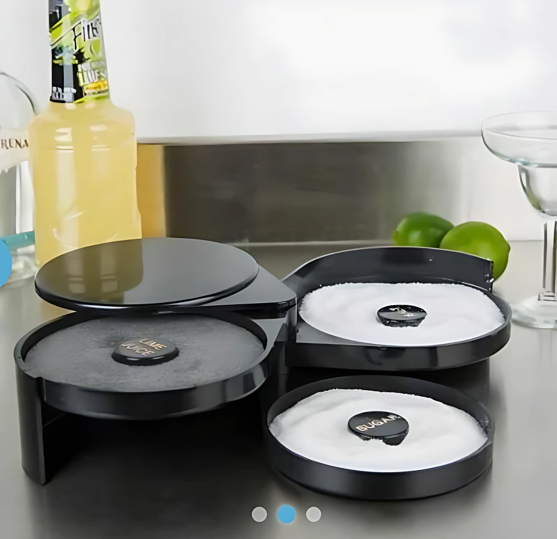 Michelador de plástico negro con tres bandejas para sal, azúcar y hielo, ideal para cócteles.