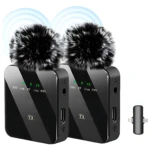 Dos micrófonos inalámbricos F13 con peluche negro, indicadores LED verdes y conectores USB-C visibles.