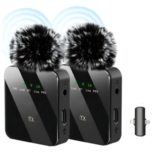 Dos micrófonos inalámbricos F13 con peluche negro, indicadores LED verdes y conectores USB-C visibles.