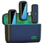 Cargador portátil negro con tres micrófonos solapa USB-C en su estuche, indicador digital al 100% y luces verdes de estado.