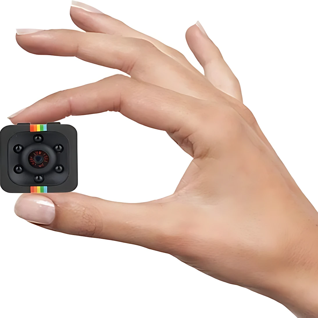 Mini cámara de seguridad espía Full HD en mano, mostrando su tamaño compacto y detalles como lente central y luces LED multicolores.
