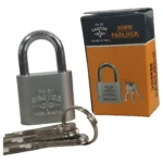 Candado de seguridad de acero de 30 mm con llaves, junto a su caja naranja y negra.