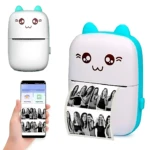 Mini impresora térmica portátil sin tinta, diseño blanco con detalles en azul cian y orejas de gato, mostrando impresión de fotos en blanco y negro desde su salida frontal.