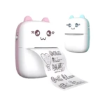 Mini impresora térmica portátil sin tinta en color rosa con diseño de gato, mostrando una etiqueta impresa con dibujos y texto.