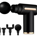 Masajeador manual negro con cabezal esférico y cuatro accesorios adicionales, diseño ergonómico con detalles dorados.