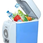 Mini nevera azul con tapa abierta, mostrando botella de agua, gaseosa, frutas y hielo dentro. Diseño compacto con ventilador lateral visible.