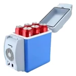 Mini nevera azul con tapa abierta, mostrando seis latas rojas dentro. Incluye ventilador lateral y panel de control frontal.