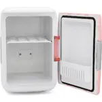 Mini nevera portátil blanca con puerta rosa abierta, estante interno removible y compartimiento portaobjetos.