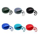 Seis mini parlantes Tg-808-2 en colores verde, gris, negro, azul, turquesa y rojo, con auriculares inalámbricos incluidos y correa de transporte.