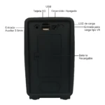 Vista trasera de mini parlante inalámbrico negro, con entrada auxiliar 3.5mm, puerto USB, ranura para tarjeta SD, botón de encendido/apagado, LED de carga, entrada tipo V8 y compartimento para batería recargable.