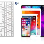 Teclado Bluetooth inalámbrico blanco con icono de conexión, acompañado de iPhone y tablets en colores negro, blanco y naranja, mostrando compatibilidad multiplataforma.