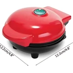 Mini waflera eléctrica roja con tapa redonda y botón verde, dimensiones 12,2 cm de ancho y 8,8 cm de alto, base negra con patas estables.
