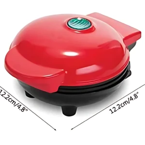 Mini waflera eléctrica roja con tapa redonda y botón verde, dimensiones 12,2 cm de ancho y 8,8 cm de alto, base negra con patas estables.