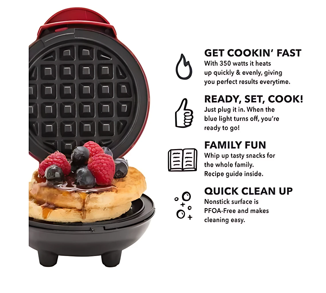 Mini waflera eléctrica roja con waffles dorados y frutos rojos encima, vista frontal mostrando rejilla de cocción y base negra.