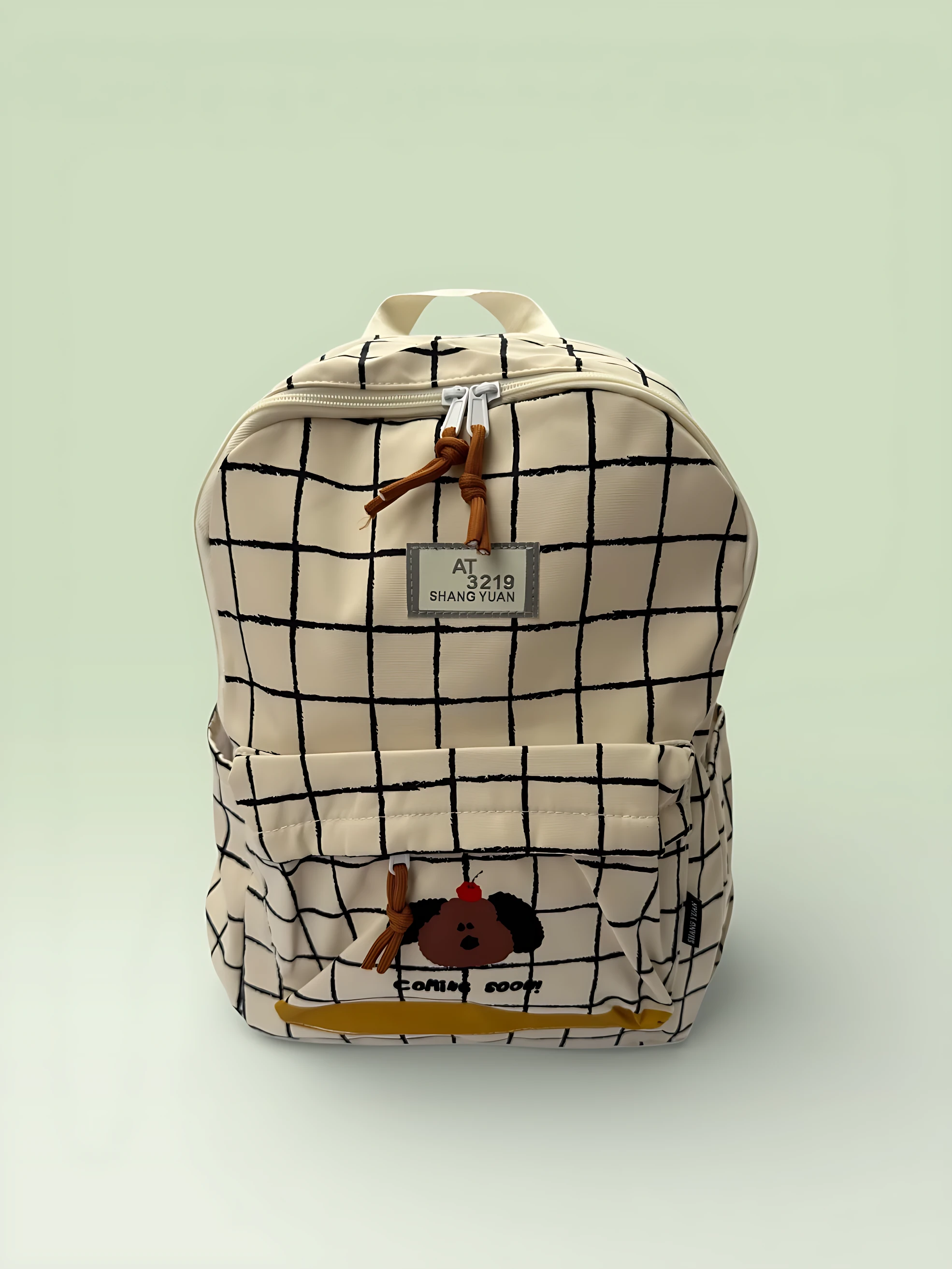 Mochila beige con diseño de cuadros y estampado de perritos, ideal para niños. Incluye bolsillo frontal y cierre con cordón.
