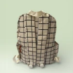 Mochila beige con patrón de cuadros negros, vista trasera mostrando correas ajustables y bolsillo lateral.