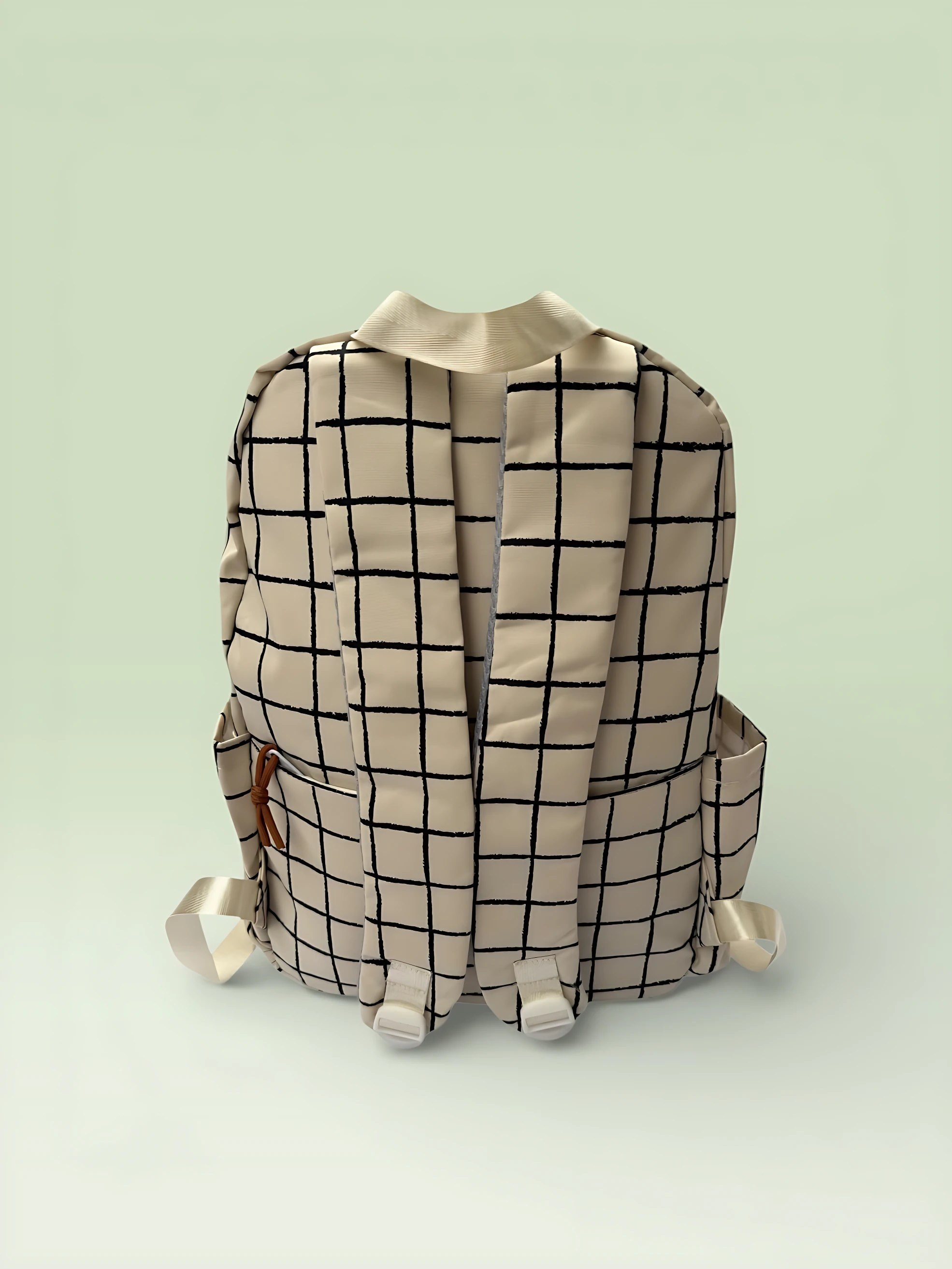 Mochila beige con patrón de cuadros negros, vista trasera mostrando correas ajustables y bolsillo lateral.