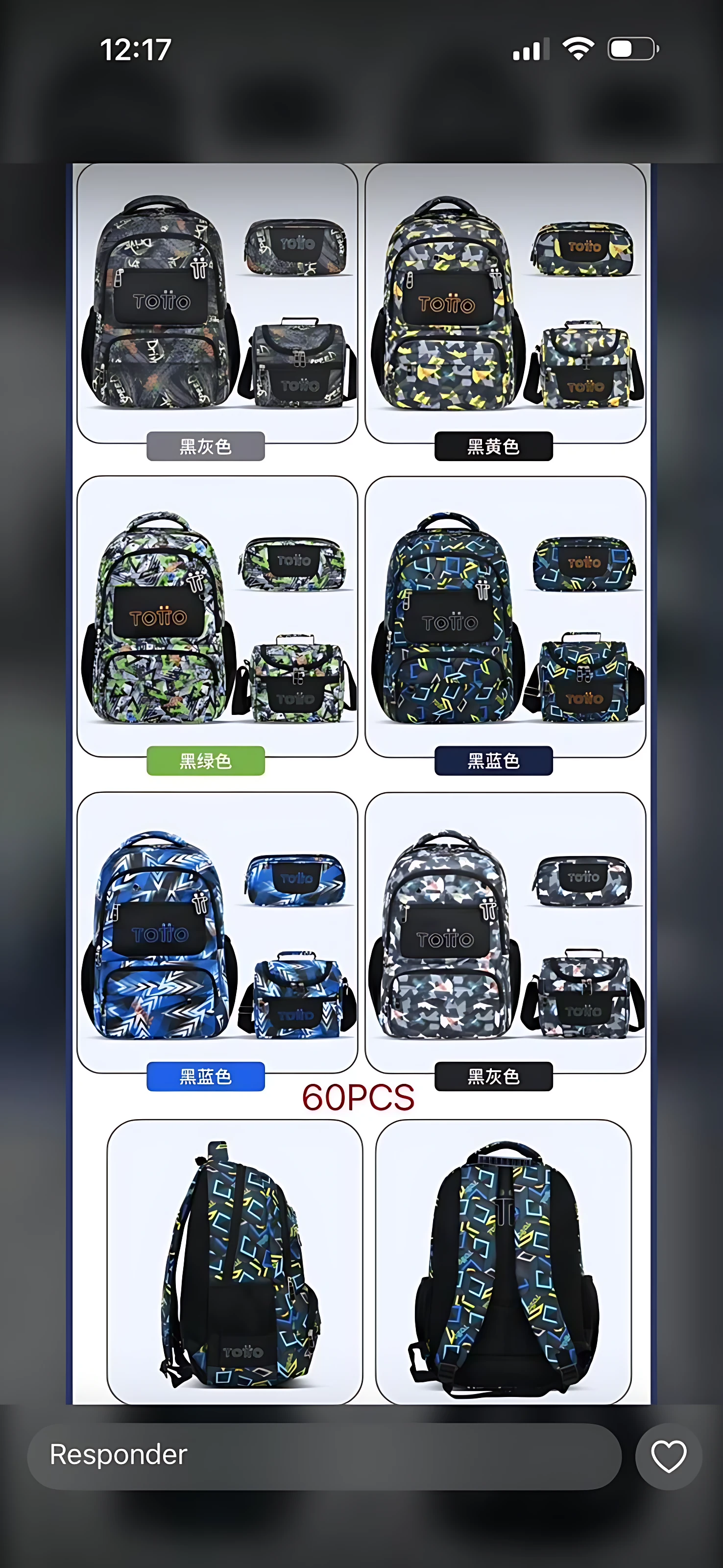 Mochila escolar juvenil tipo Totto con diseño geométrico en tonos azul, verde y negro, mostrando vista frontal y trasera con compartimentos extra y sistema de distribución de peso.