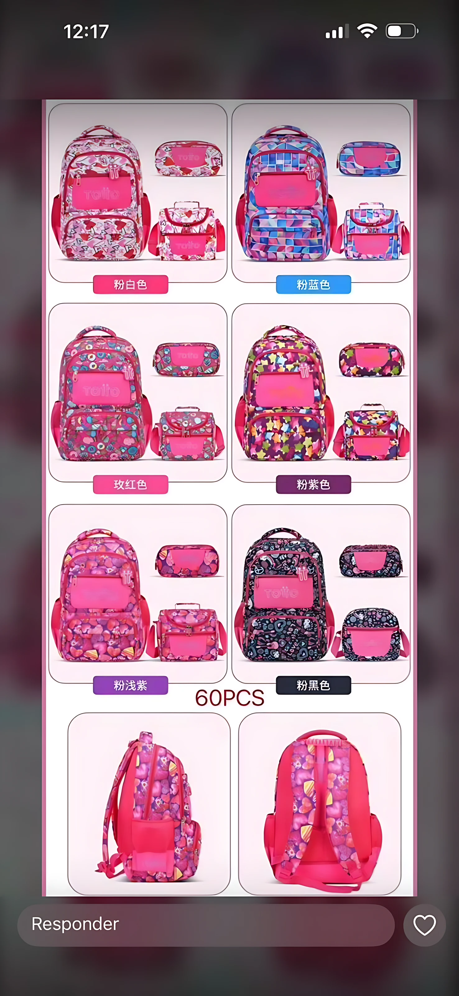 Mochila escolar juvenil tipo Totto con diseño geométrico en colores rosa, azul y negro, mostrada en vista frontal y trasera, acompañada de estuche y bolsa de almuerzo.