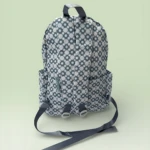 Mochila Team Friends azul con estampado geométrico floral, vista trasera mostrando correas ajustables y bolsillos laterales.