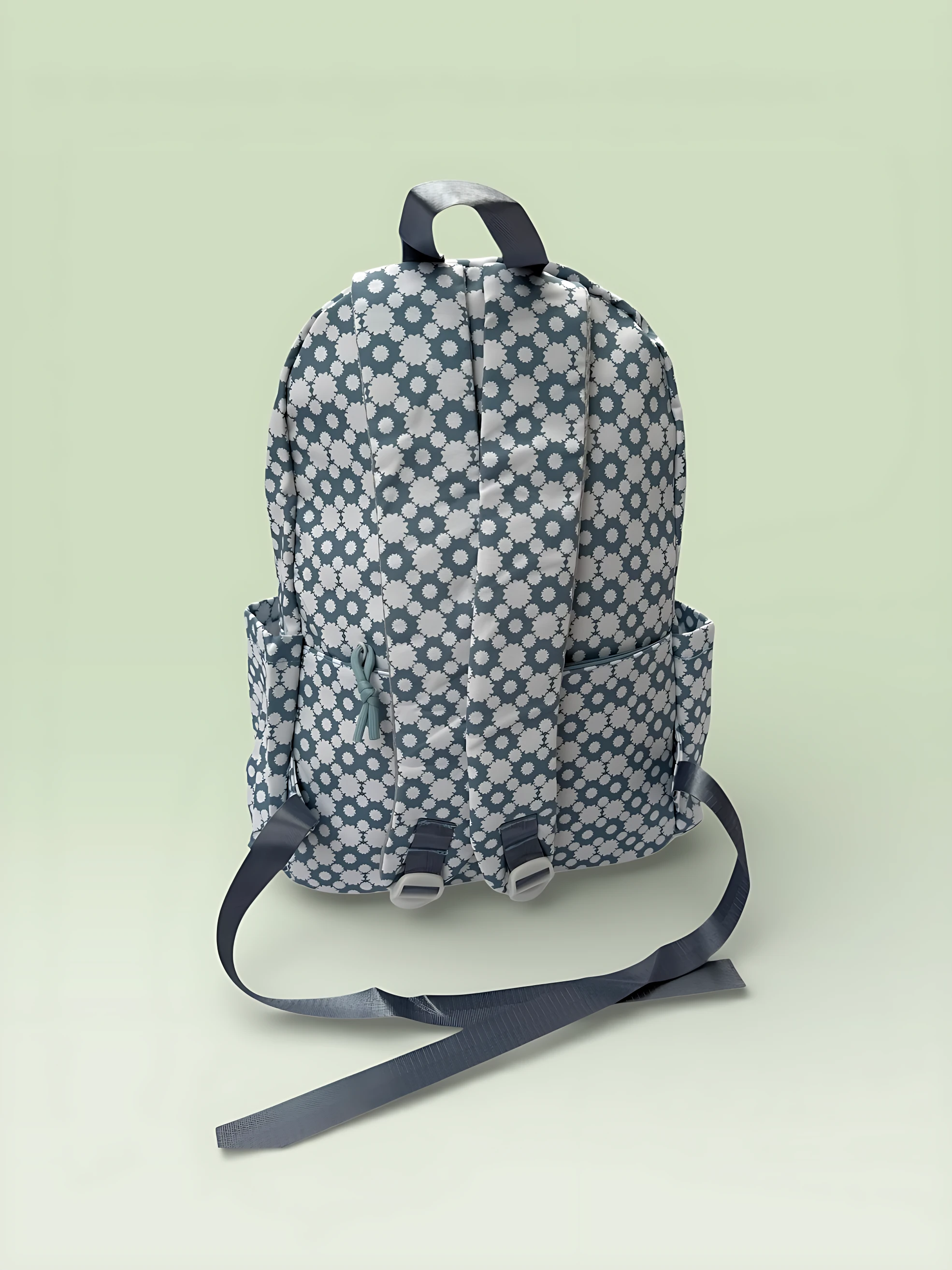 Mochila Team Friends azul con estampado geométrico floral, vista trasera mostrando correas ajustables y bolsillos laterales.